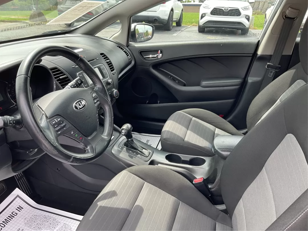 2014 Kia Forte EX (KNAFX5A88E5) with an 2L I-4 gasoline direct injection engine, located at 401 Woodman Dr, Riverside, OH, 45431, (937) 908-9800, 39.760899, -84.123421 - **Discover Your Next Adventure with the 2014 Kia Forte EX at Advantage Car and Credit!**<br /> <br /> Are you ready to elevate your daily commute or embark on weekend adventures? The 2014 Kia Forte EX is the perfect companion, whether you're navigating the bustling streets of Fairborn, OH, or hittin - Photo#9