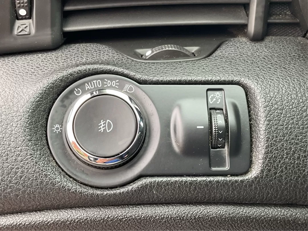 2015 Chevrolet Malibu 2LT (1G11D5SL9FF) with an ECOTEC 2.5L I-4 gasoline direct injection engine, located at 1099 N County Rd 25A , Troy, OH, 45373, (937) 908-9800, 40.057079, -84.212883 - Discover the perfect blend of style, performance, and affordability with the 2015 Chevrolet Malibu 2LT, available now at Advantage Car and Credit in Fairborn, OH. Whether you're commuting to work, ferrying the kids to school, or planning weekend getaways, this reliable sedan is designed to enhance y - Photo#17