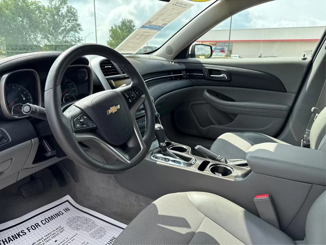 2015 Chevrolet Malibu 1LT (1G11C5SL5FF) with an ECOTEC 2.5L I-4 gasoline direct injection engine, located at 880 E. National Road, Vandalia, OH, 45377, (937) 908-9800, 39.891918, -84.183594 - Are you in the market for a reliable sedan that's perfect for daily commutes and weekend getaways alike? Look no further than this stunning 2015 Chevrolet Malibu 1LT, available now at Advantage Car and Credit in Fairborn, OH. This vehicle is not just a car; it's a lifestyle upgrade designed for budg - Photo#9