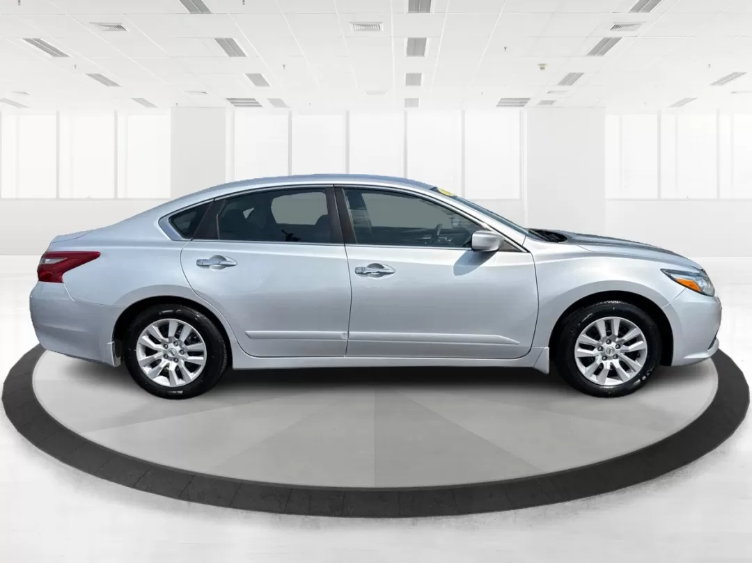 2018 Nissan Altima 2.5 S (1N4AL3AP5JC) with an 2.5L I-4 DOHC engine, located at 1230 East Main St, Xenia, OH, 45385, (937) 908-9800, 39.688026, -83.910172 - Photo#1
