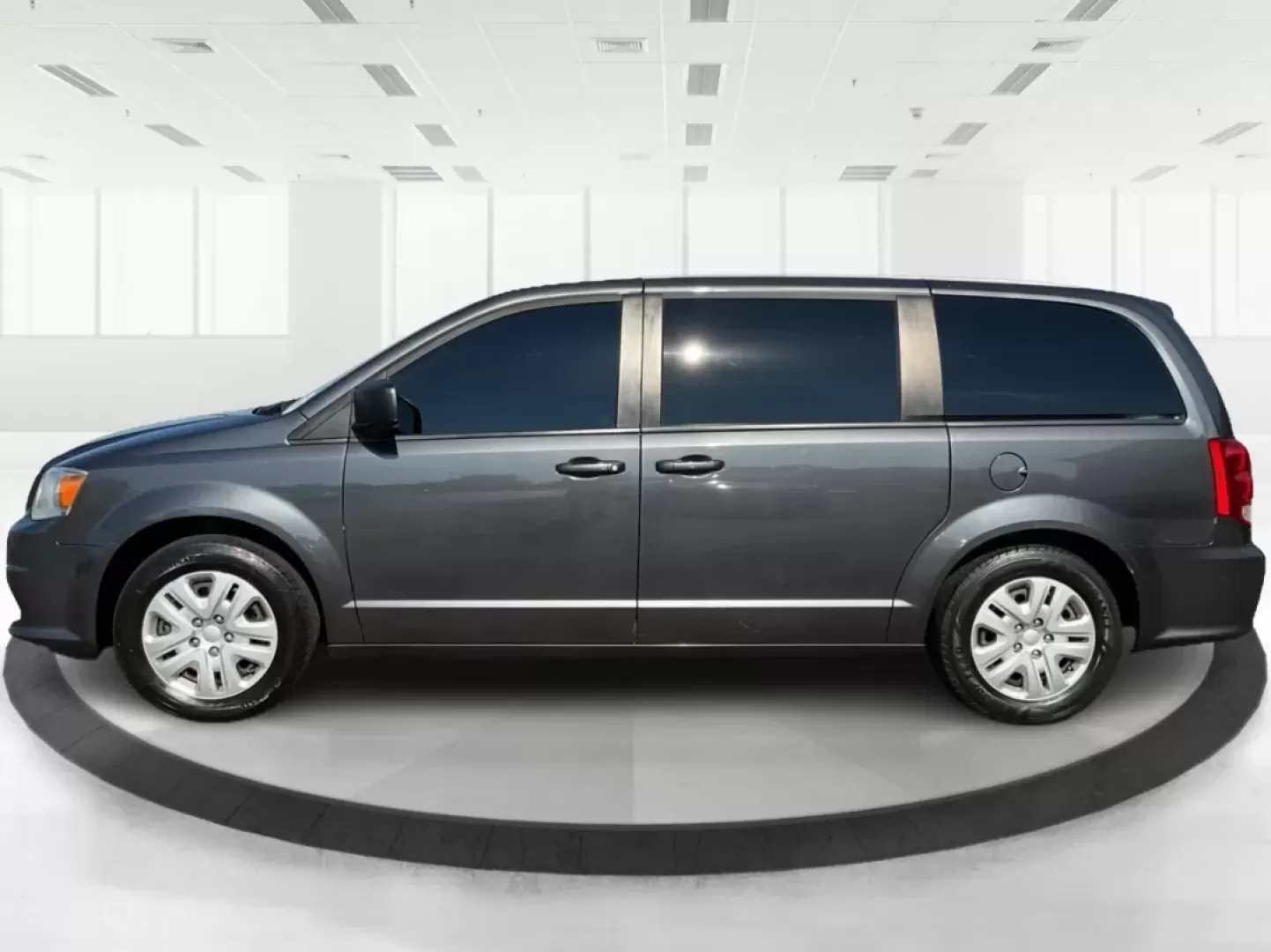 2018 Dodge Grand Caravan SE (2C4RDGBG5JR) with an Pentastar 3.6L V-6 DOHC engine, located at 880 E. National Road, Vandalia, OH, 45377, (937) 908-9800, 39.891918, -84.183594 - **Explore the Open Road in Style with the 2018 Dodge Grand Caravan Perfect for Families on the Go!**<br /> <br /> Are you searching for a reliable vehicle that caters to your family's needs while offering comfort and versatility? Look no further than the 2018 Dodge Grand Caravan SE, available now a - Photo#5