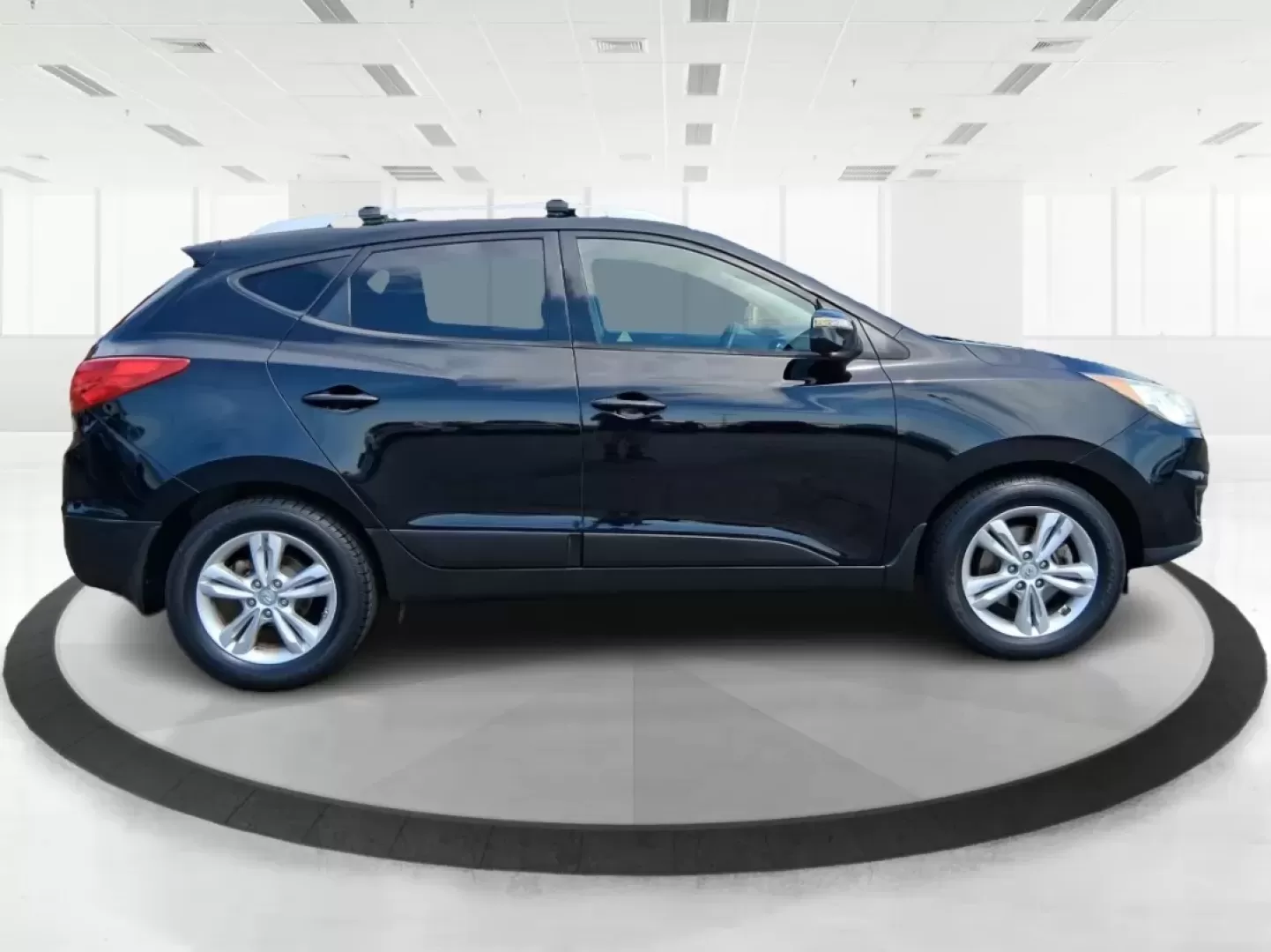 2012 Hyundai Tucson GLS (KM8JU3AC2CU) with an Theta II 2.4L I-4 DOHC engine, located at 880 E. National Road, Vandalia, OH, 45377, (937) 908-9800, 39.891918, -84.183594 - **Discover Your Next Adventure with the 2012 Hyundai Tucson GLS at Advantage Car and Credit!**<br /> <br /> Are you ready to elevate your lifestyle with a vehicle that meets the demands of your family, your daily commute, or those exciting weekend getaways? Look no further than the 2012 Hyundai Tucs - Photo#1