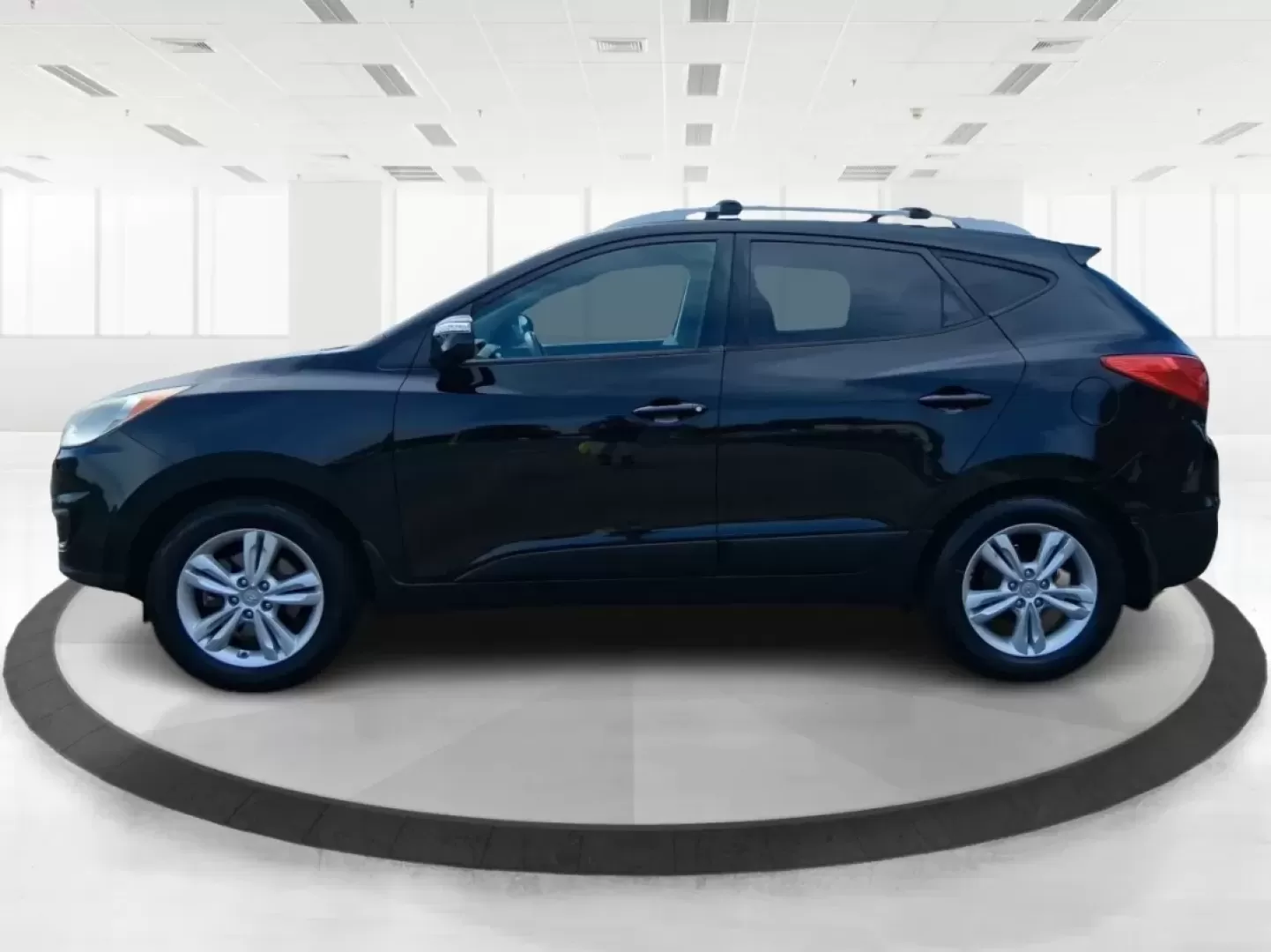2012 Hyundai Tucson GLS (KM8JU3AC2CU) with an Theta II 2.4L I-4 DOHC engine, located at 880 E. National Road, Vandalia, OH, 45377, (937) 908-9800, 39.891918, -84.183594 - **Discover Your Next Adventure with the 2012 Hyundai Tucson GLS at Advantage Car and Credit!**<br /> <br /> Are you ready to elevate your lifestyle with a vehicle that meets the demands of your family, your daily commute, or those exciting weekend getaways? Look no further than the 2012 Hyundai Tucs - Photo#5