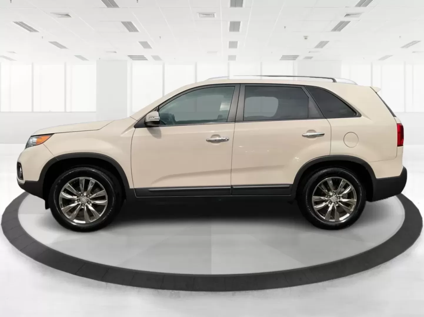 2011 Kia Sorento EX (5XYKU4A11BG) with an 2.4L I-4 DOHC engine, located at 880 E. National Road, Vandalia, OH, 45377, (937) 908-9800, 39.891918, -84.183594 - Are you ready to elevate your family's adventures while keeping comfort and safety at the forefront? Look no further than this 2011 Kia Sorento EX, available now at Advantage Car and Credit, your trusted Buy Here Pay Here dealership located at 1184 Kauffman Ave, Fairborn, OH 45324. With guaranteed a - Photo#5