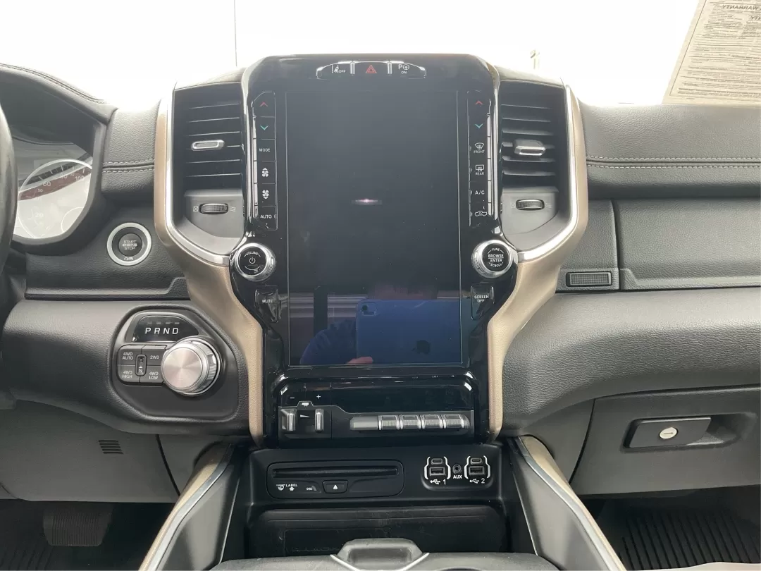 2019 Ram 1500 Laramie Crew Cab SWB 4WD (1C6SRFJT5KN) with an 5.7L V8 OHV 16V engine, 8-Speed Automatic transmission, located at 1230 East Main St, Xenia, OH, 45385, (937) 908-9800, 39.688026, -83.910172 - Photo#12