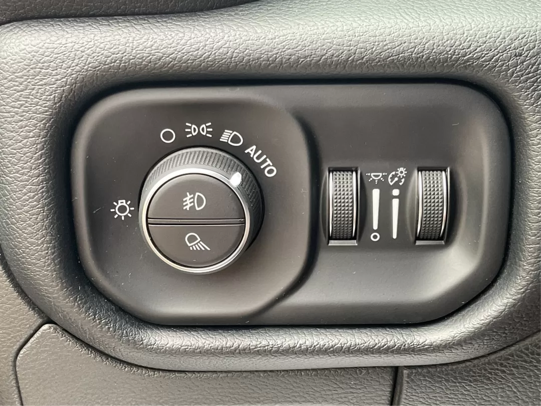 2019 Ram 1500 Laramie Crew Cab SWB 4WD (1C6SRFJT5KN) with an 5.7L V8 OHV 16V engine, 8-Speed Automatic transmission, located at 1230 East Main St, Xenia, OH, 45385, (937) 908-9800, 39.688026, -83.910172 - Photo#16
