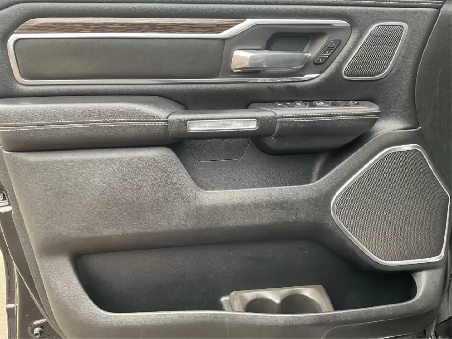 2019 Ram 1500 Laramie Crew Cab SWB 4WD (1C6SRFJT5KN) with an 5.7L V8 OHV 16V engine, 8-Speed Automatic transmission, located at 1230 East Main St, Xenia, OH, 45385, (937) 908-9800, 39.688026, -83.910172 - **Unleash Your Adventures with the 2019 Ram 1500 Laramie Crew Cab Perfect for Work and Play!**<br /> <br /> Are you ready to elevate your daily driving experience? Look no further than this stunning 2019 Ram 1500 Laramie Crew Cab, a vehicle designed to enhance your lifestyle whether you're commutin - Photo#17