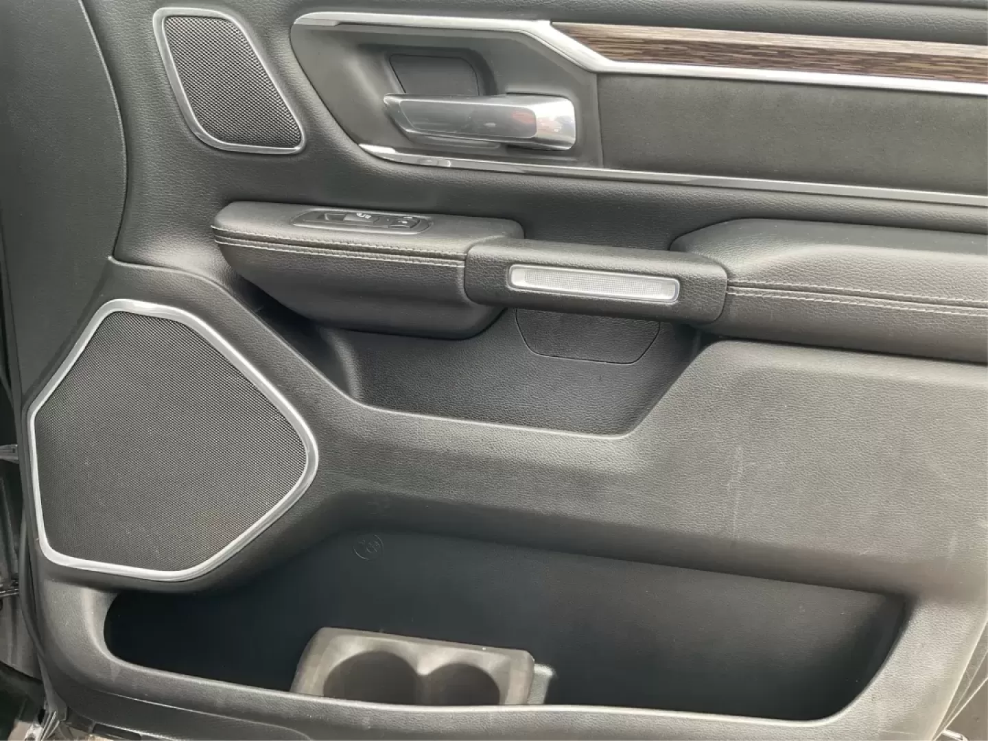 2019 Ram 1500 Laramie Crew Cab SWB 4WD (1C6SRFJT5KN) with an 5.7L V8 OHV 16V engine, 8-Speed Automatic transmission, located at 1230 East Main St, Xenia, OH, 45385, (937) 908-9800, 39.688026, -83.910172 - **Unleash Your Adventures with the 2019 Ram 1500 Laramie Crew Cab Perfect for Work and Play!**<br /> <br /> Are you ready to elevate your daily driving experience? Look no further than this stunning 2019 Ram 1500 Laramie Crew Cab, a vehicle designed to enhance your lifestyle whether you're commutin - Photo#18