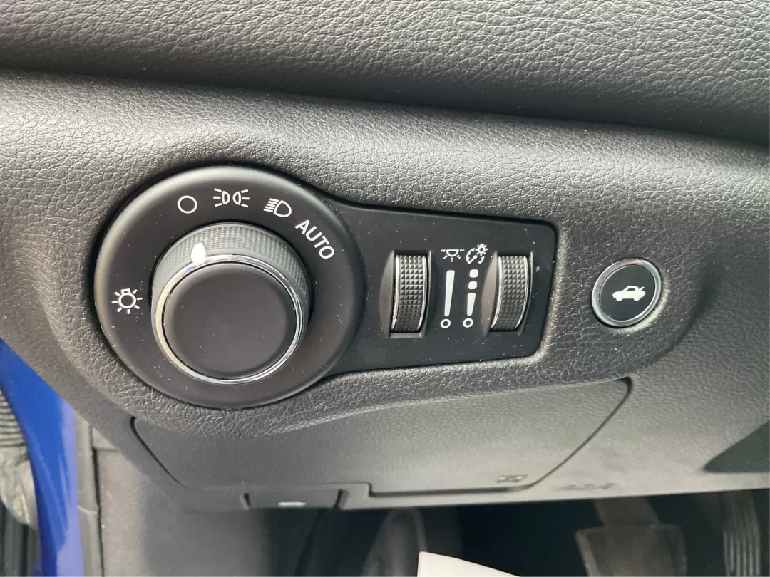 2015 Chrysler 200 Limited (1C3CCCAB9FN) with an 3.6L V-6 DOHC engine, located at 1230 East Main St, Xenia, OH, 45385, (937) 908-9800, 39.688026, -83.910172 - Photo#17