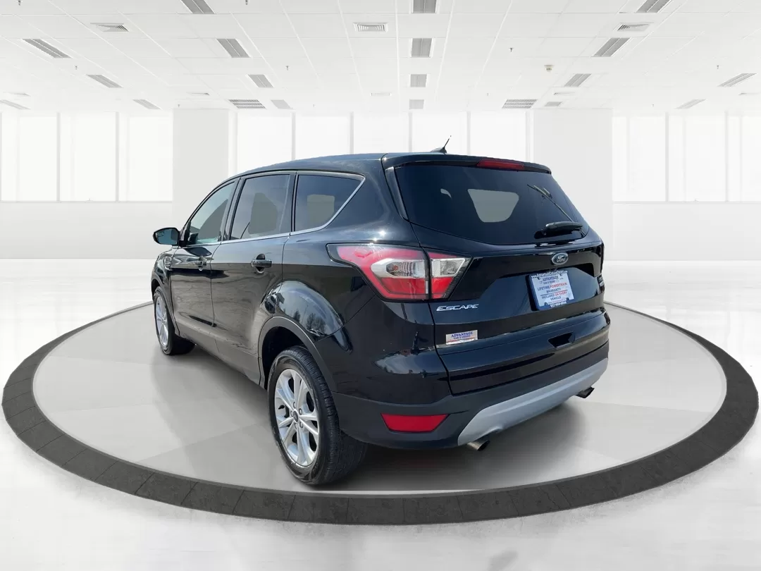 2017 Ford Escape SE (1FMCU0G9XHU) with an EcoBoost 1.5L I-4 gasoline direct injection engine, located at 1230 East Main St, Xenia, OH, 45385, (937) 908-9800, 39.688026, -83.910172 - Photo#4