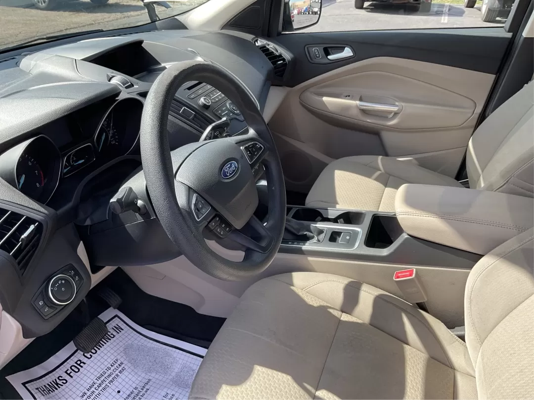 2017 Ford Escape SE (1FMCU0G9XHU) with an EcoBoost 1.5L I-4 gasoline direct injection engine, located at 1230 East Main St, Xenia, OH, 45385, (937) 908-9800, 39.688026, -83.910172 - Photo#9