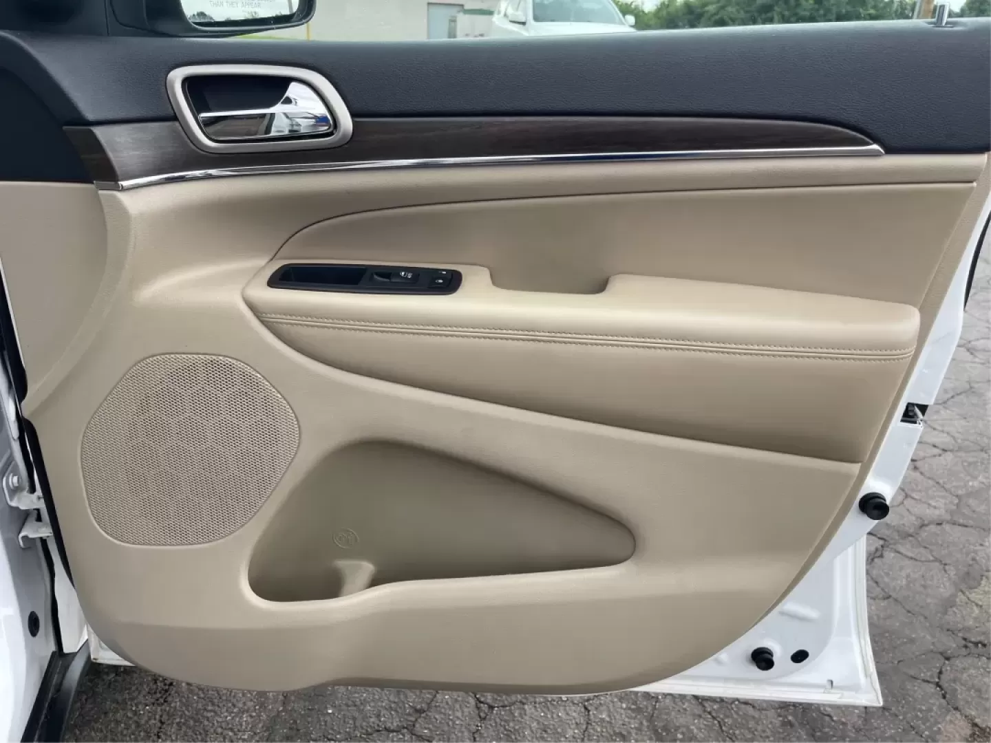2016 Jeep Grand Cherokee Limited (1C4RJFBG9GC) with an Other engine, located at 1230 East Main St, Xenia, OH, 45385, (937) 908-9800, 39.688026, -83.910172 - ### Discover Adventure with the 2016 Jeep Grand Cherokee Limited at Advantage Car and Credit in Fairborn, OH!<br /> <br /> Are you ready to elevate your weekend adventures or tackle your daily commute with style and confidence? The 2016 Jeep Grand Cherokee Limited is the perfect SUV for those who cr - Photo#20