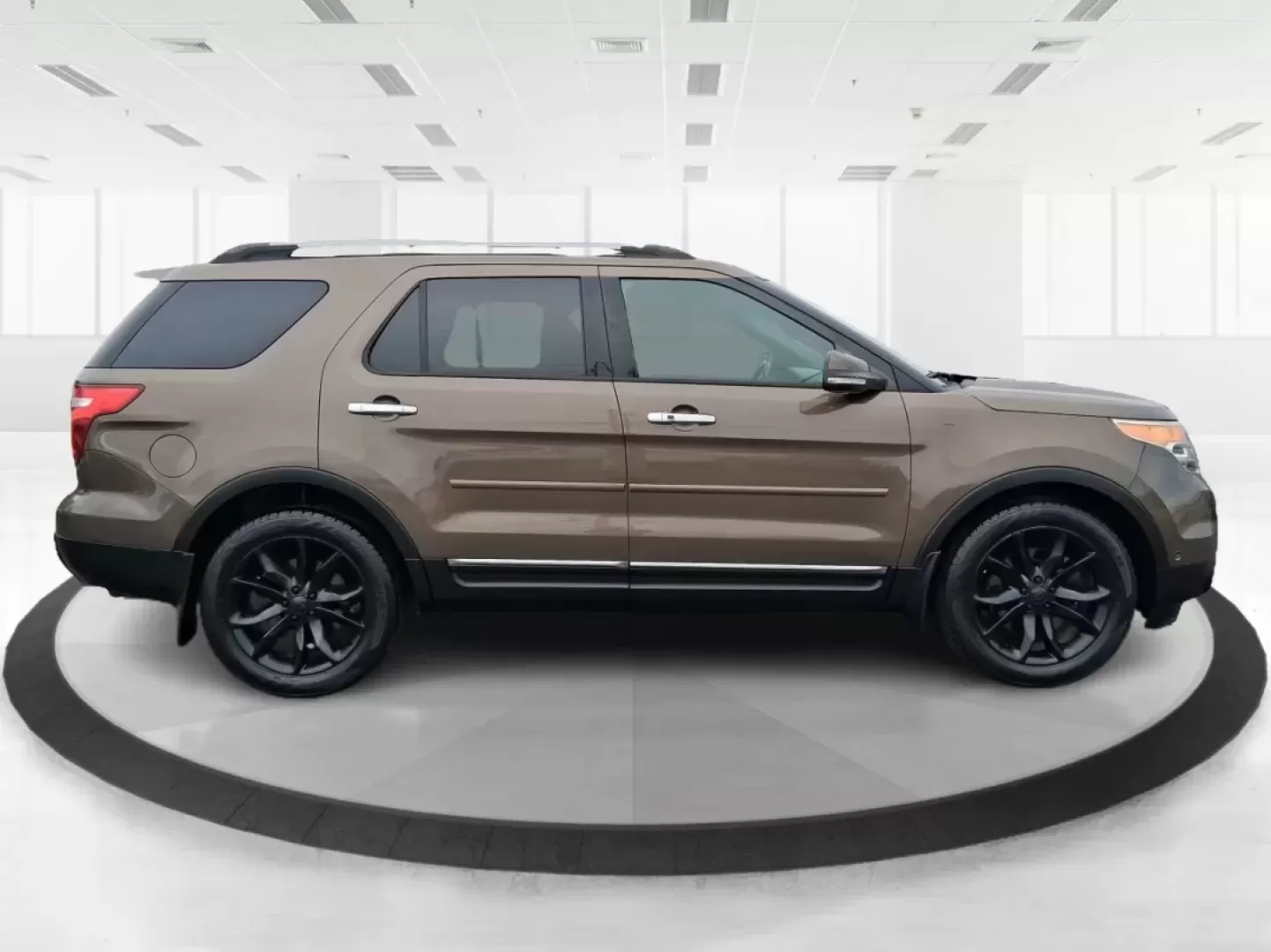 2015 Ford Explorer Limited (1FM5K8F85FG) with an 3.5L V-6 DOHC engine, located at 1230 East Main St, Xenia, OH, 45385, (937) 908-9800, 39.688026, -83.910172 - Photo#1