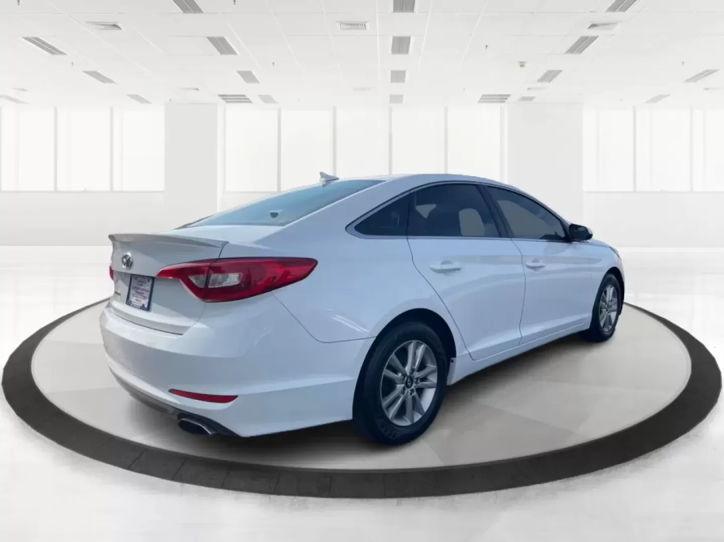 2017 Hyundai Sonata Base (5NPE24AF6HH) with an Other engine, located at 1230 East Main St, Xenia, OH, 45385, (937) 908-9800, 39.688026, -83.910172 - **Experience Comfort and Reliability with the 2017 Hyundai Sonata at Advantage Car and Credit!**<br /> <br /> Are you looking for a dependable sedan that seamlessly fits into your active lifestyle? Whether you're commuting to work, running errands around Fairborn, or making weekend getaways with fri - Photo#2