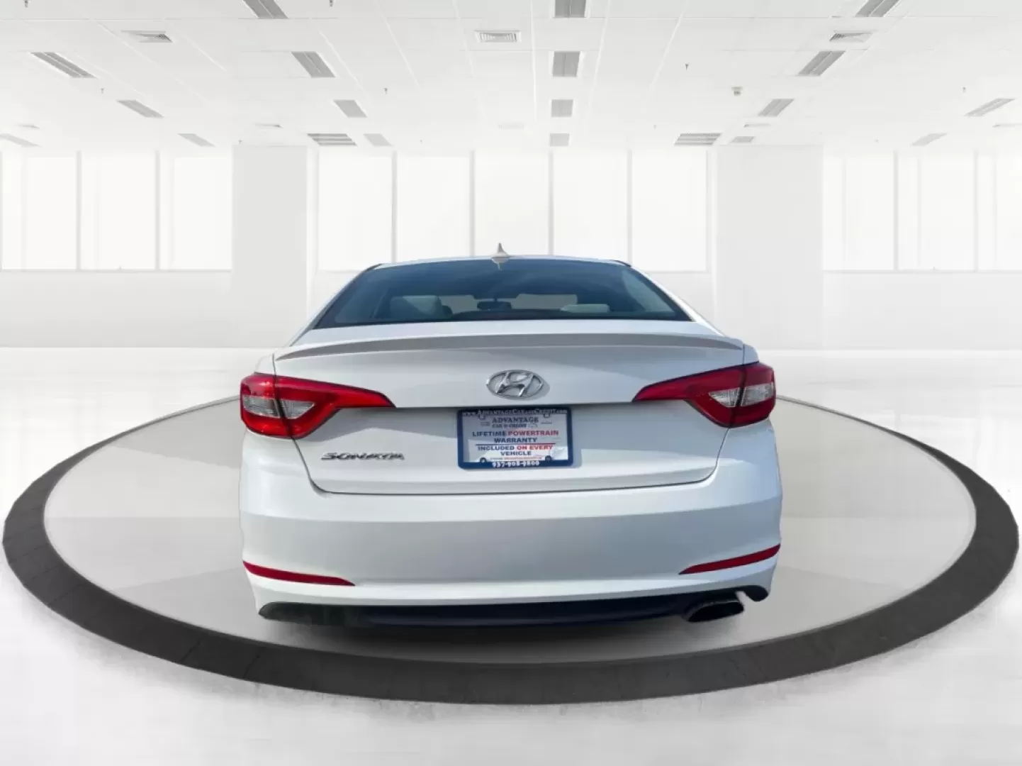 2017 Hyundai Sonata Base (5NPE24AF6HH) with an Other engine, located at 1230 East Main St, Xenia, OH, 45385, (937) 908-9800, 39.688026, -83.910172 - **Experience Comfort and Reliability with the 2017 Hyundai Sonata at Advantage Car and Credit!**<br /> <br /> Are you looking for a dependable sedan that seamlessly fits into your active lifestyle? Whether you're commuting to work, running errands around Fairborn, or making weekend getaways with fri - Photo#3