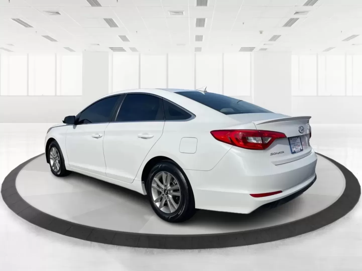 2017 Hyundai Sonata Base (5NPE24AF6HH) with an Other engine, located at 1230 East Main St, Xenia, OH, 45385, (937) 908-9800, 39.688026, -83.910172 - **Experience Comfort and Reliability with the 2017 Hyundai Sonata at Advantage Car and Credit!**<br /> <br /> Are you looking for a dependable sedan that seamlessly fits into your active lifestyle? Whether you're commuting to work, running errands around Fairborn, or making weekend getaways with fri - Photo#4