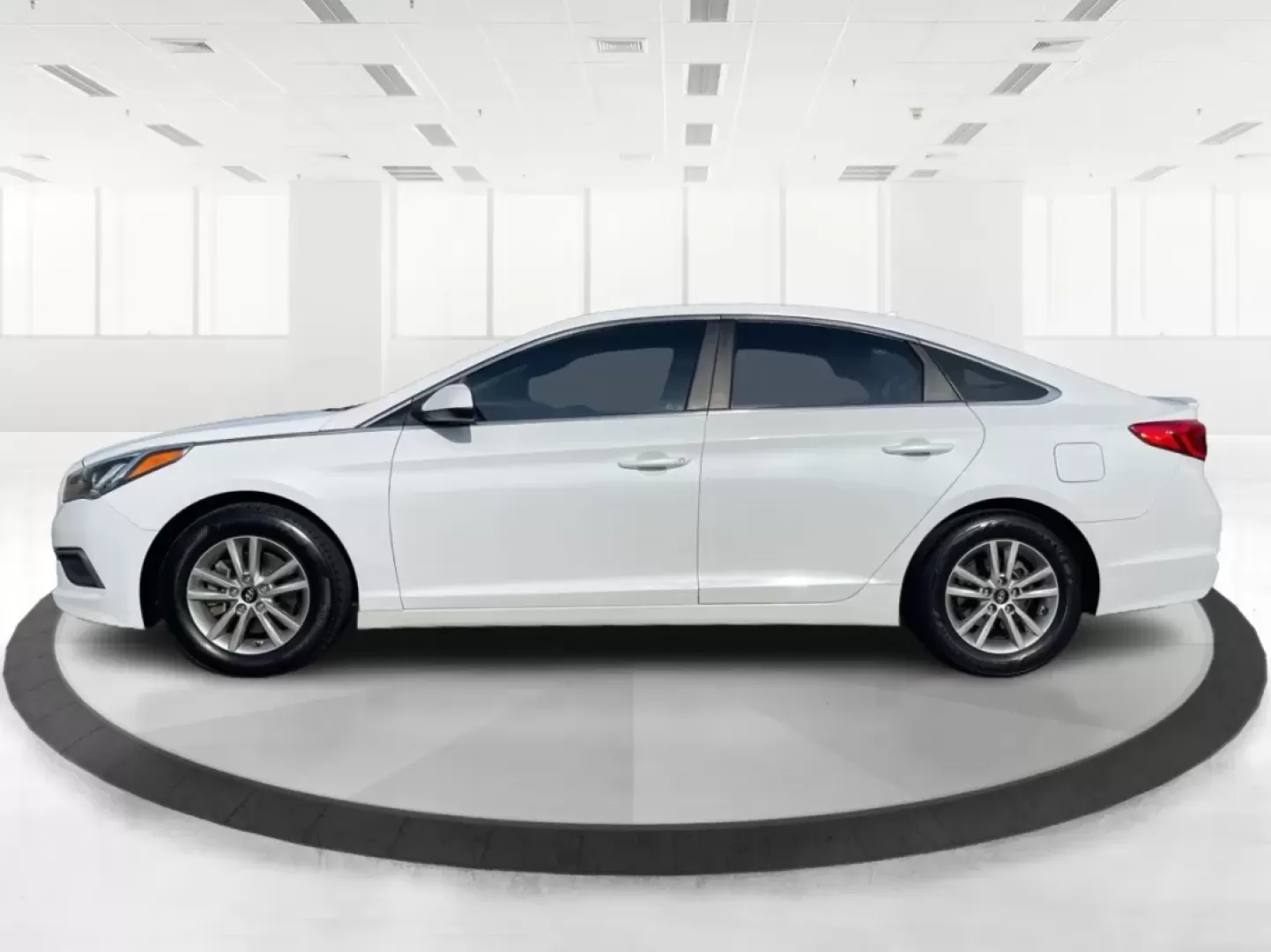 2017 Hyundai Sonata Base (5NPE24AF6HH) with an Other engine, located at 1230 East Main St, Xenia, OH, 45385, (937) 908-9800, 39.688026, -83.910172 - **Experience Comfort and Reliability with the 2017 Hyundai Sonata at Advantage Car and Credit!**<br /> <br /> Are you looking for a dependable sedan that seamlessly fits into your active lifestyle? Whether you're commuting to work, running errands around Fairborn, or making weekend getaways with fri - Photo#5