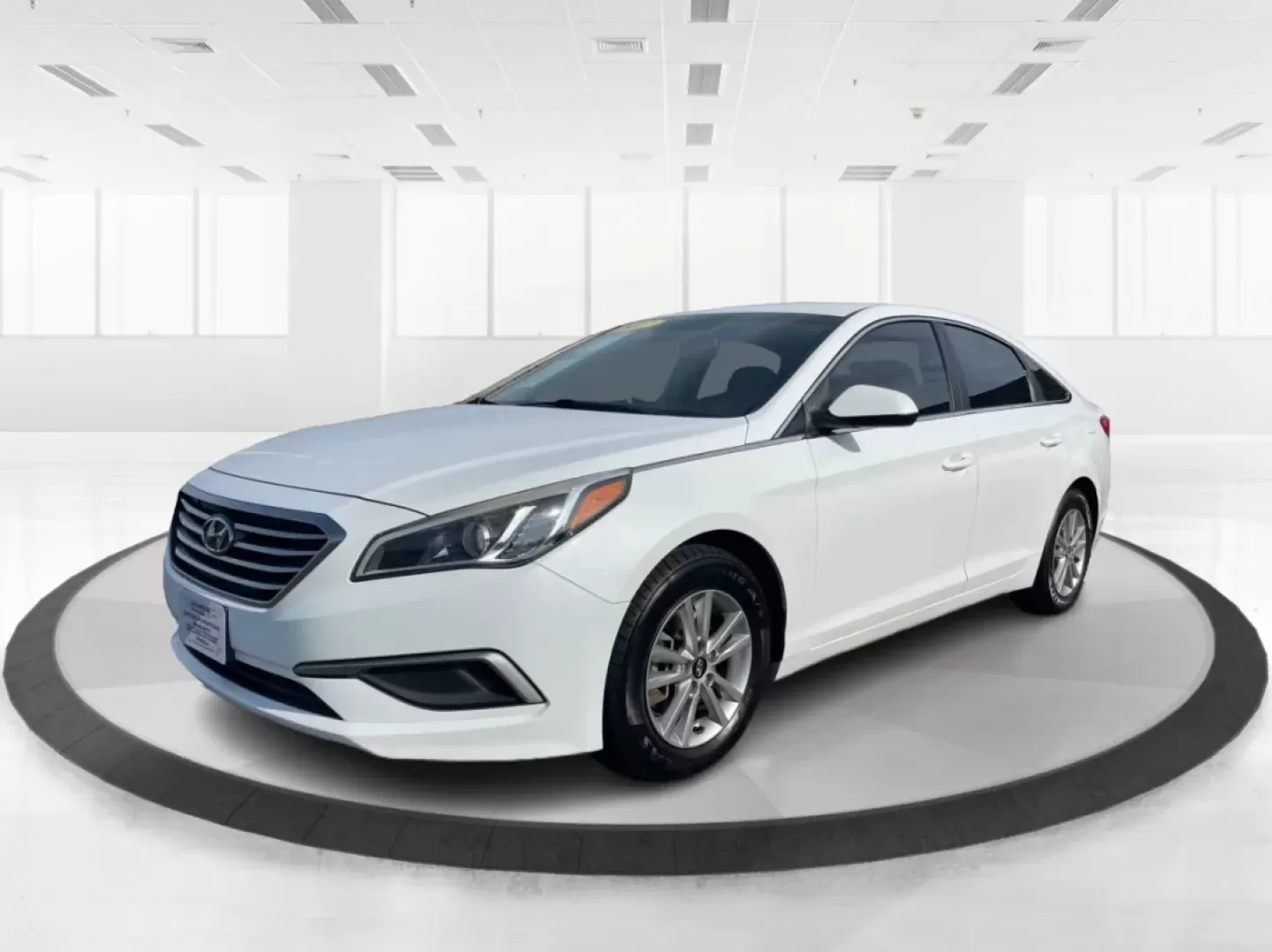 2017 Hyundai Sonata Base (5NPE24AF6HH) with an Other engine, located at 1230 East Main St, Xenia, OH, 45385, (937) 908-9800, 39.688026, -83.910172 - **Experience Comfort and Reliability with the 2017 Hyundai Sonata at Advantage Car and Credit!**<br /> <br /> Are you looking for a dependable sedan that seamlessly fits into your active lifestyle? Whether you're commuting to work, running errands around Fairborn, or making weekend getaways with fri - Photo#8
