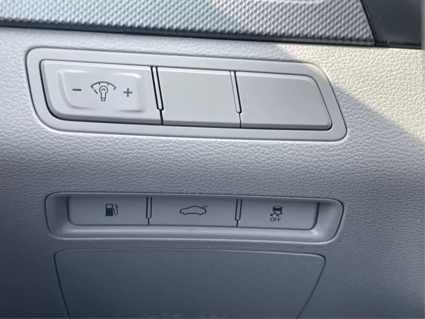 2017 Hyundai Sonata Base (5NPE24AF6HH) with an Other engine, located at 1230 East Main St, Xenia, OH, 45385, (937) 908-9800, 39.688026, -83.910172 - **Experience Comfort and Reliability with the 2017 Hyundai Sonata at Advantage Car and Credit!**<br /> <br /> Are you looking for a dependable sedan that seamlessly fits into your active lifestyle? Whether you're commuting to work, running errands around Fairborn, or making weekend getaways with fri - Photo#17