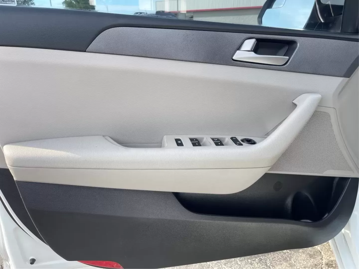 2017 Hyundai Sonata Base (5NPE24AF6HH) with an Other engine, located at 1230 East Main St, Xenia, OH, 45385, (937) 908-9800, 39.688026, -83.910172 - **Experience Comfort and Reliability with the 2017 Hyundai Sonata at Advantage Car and Credit!**<br /> <br /> Are you looking for a dependable sedan that seamlessly fits into your active lifestyle? Whether you're commuting to work, running errands around Fairborn, or making weekend getaways with fri - Photo#19