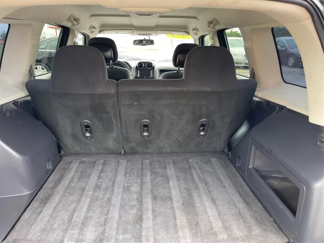 2014 Jeep Patriot Latitude 4WD (1C4NJRFB5ED) with an 2.4L L4 DOHC 16V engine, located at 1230 East Main St, Xenia, OH, 45385, (937) 908-9800, 39.688026, -83.910172 - Photo#5