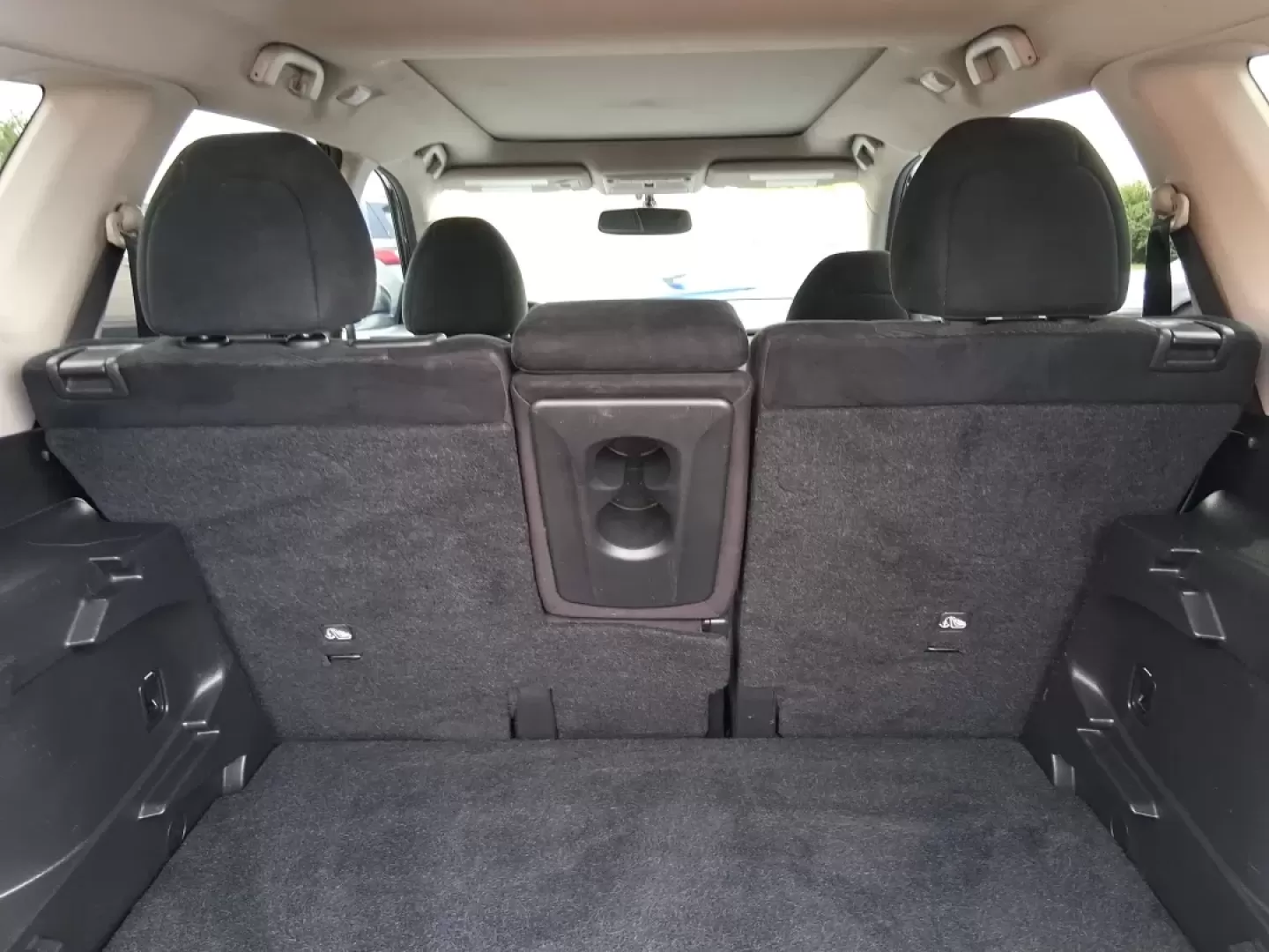 2015 Nissan Rogue SV (5N1AT2MV7FC) with an 2.5L I-4 DOHC engine, located at 1230 East Main St, Xenia, OH, 45385, (937) 908-9800, 39.688026, -83.910172 - **Conquer Every Adventure with the 2015 Nissan Rogue SV at Advantage Car and Credit - Xenia!**<br /> <br /> Are you ready to elevate your lifestyle with an SUV that's perfectly suited for family outings, weekend getaways, and daily commutes? The 2015 Nissan Rogue SV is the vehicle you've been search - Photo#12