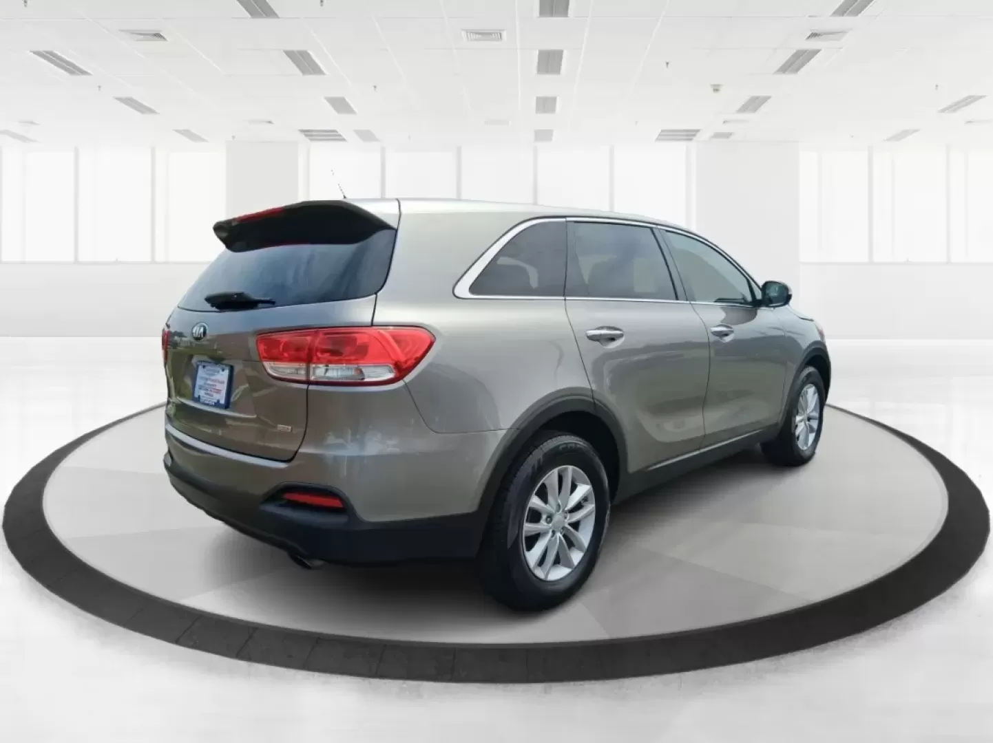 2017 Kia Sorento 2.4L L (5XYPG4A32HG) with an 2.4L I-4 gasoline direct injection engine, located at 1230 East Main St, Xenia, OH, 45385, (937) 908-9800, 39.688026, -83.910172 - Photo#2