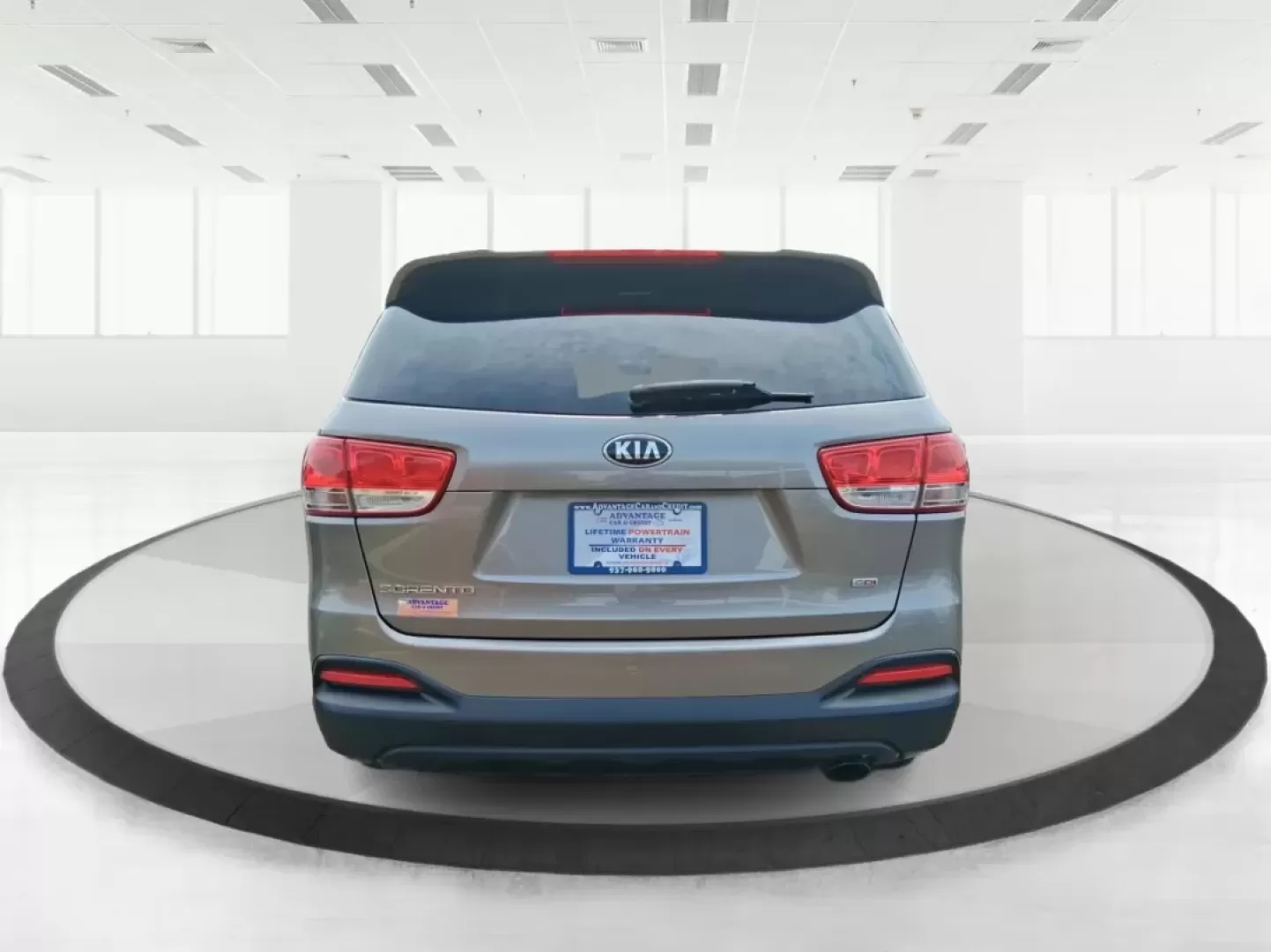 2017 Kia Sorento 2.4L L (5XYPG4A32HG) with an 2.4L I-4 gasoline direct injection engine, located at 1230 East Main St, Xenia, OH, 45385, (937) 908-9800, 39.688026, -83.910172 - Photo#3