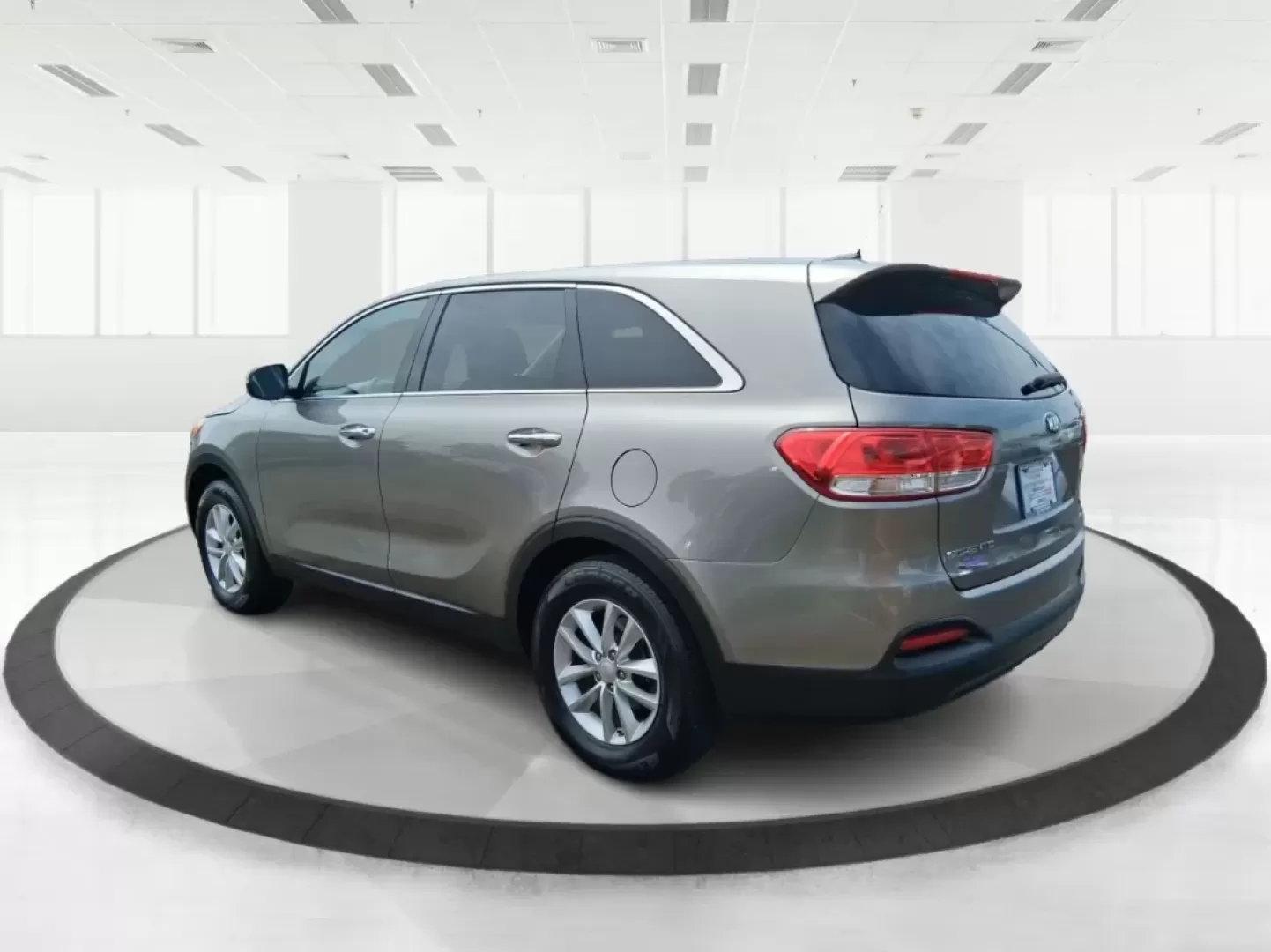 2017 Kia Sorento 2.4L L (5XYPG4A32HG) with an 2.4L I-4 gasoline direct injection engine, located at 1230 East Main St, Xenia, OH, 45385, (937) 908-9800, 39.688026, -83.910172 - Photo#4