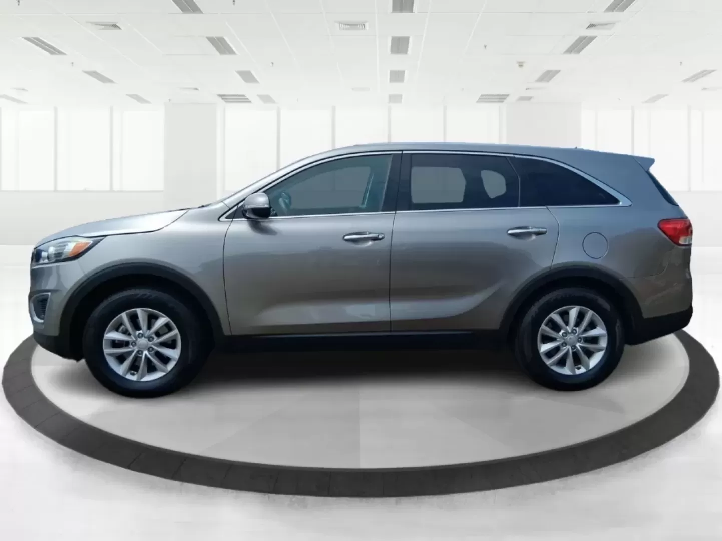 2017 Kia Sorento 2.4L L (5XYPG4A32HG) with an 2.4L I-4 gasoline direct injection engine, located at 1230 East Main St, Xenia, OH, 45385, (937) 908-9800, 39.688026, -83.910172 - Photo#5