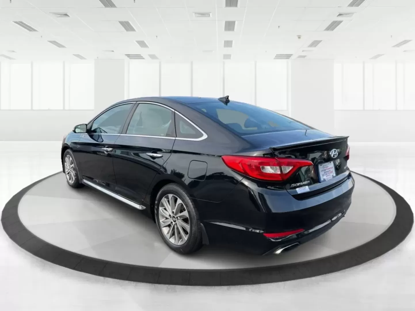 2017 Hyundai Sonata Sport (5NPE34AF9HH) with an 2.4L I-4 gasoline direct injection engine, located at 1230 East Main St, Xenia, OH, 45385, (937) 908-9800, 39.688026, -83.910172 - Photo#4