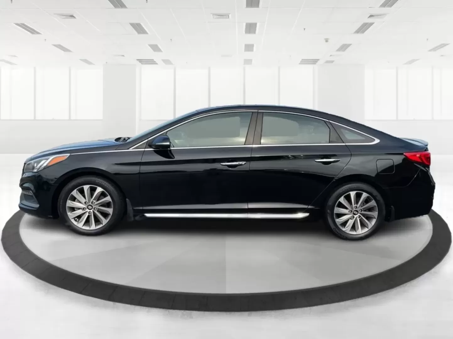 2017 Hyundai Sonata Sport (5NPE34AF9HH) with an 2.4L I-4 gasoline direct injection engine, located at 1230 East Main St, Xenia, OH, 45385, (937) 908-9800, 39.688026, -83.910172 - Photo#5