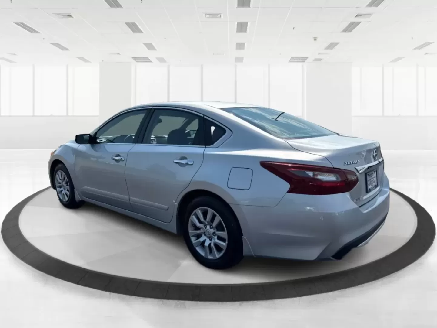 2018 Nissan Altima 2.5 S (1N4AL3AP5JC) with an 2.5L I-4 DOHC engine, located at 1230 East Main St, Xenia, OH, 45385, (937) 908-9800, 39.688026, -83.910172 - Are you searching for a reliable sedan that combines comfort, affordability, and style? Look no further than this 2018 Nissan Altima 2.5 S, available now at Advantage Car and Credit in Fairborn, OH. Perfect for commuting to work or making family outings more enjoyable, this sleek vehicle is designed - Photo#4