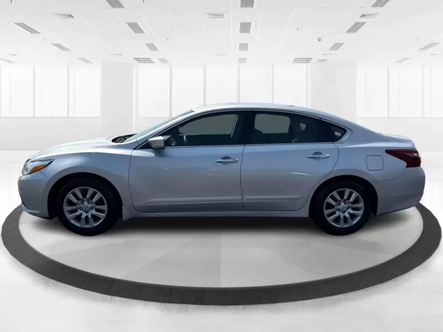 2018 Nissan Altima 2.5 S (1N4AL3AP5JC) with an 2.5L I-4 DOHC engine, located at 1230 East Main St, Xenia, OH, 45385, (937) 908-9800, 39.688026, -83.910172 - Are you searching for a reliable sedan that combines comfort, affordability, and style? Look no further than this 2018 Nissan Altima 2.5 S, available now at Advantage Car and Credit in Fairborn, OH. Perfect for commuting to work or making family outings more enjoyable, this sleek vehicle is designed - Photo#5