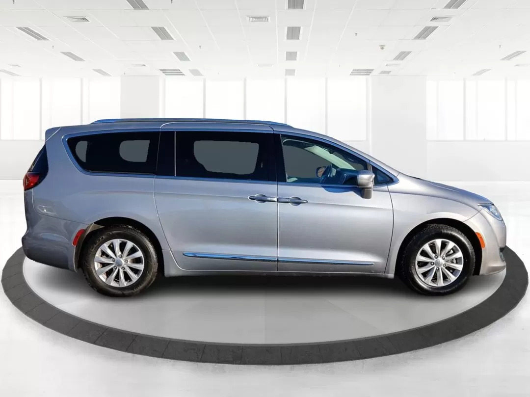 2019 Chrysler Pacifica Touring-L (2C4RC1BG5KR) with an 3.6L V6 DOHC 24V engine, 9-Speed Automatic transmission, located at 8750 N County Rd 25A, Piqua, OH, 45356, (937) 908-9800, 40.164391, -84.232513 - Photo#1