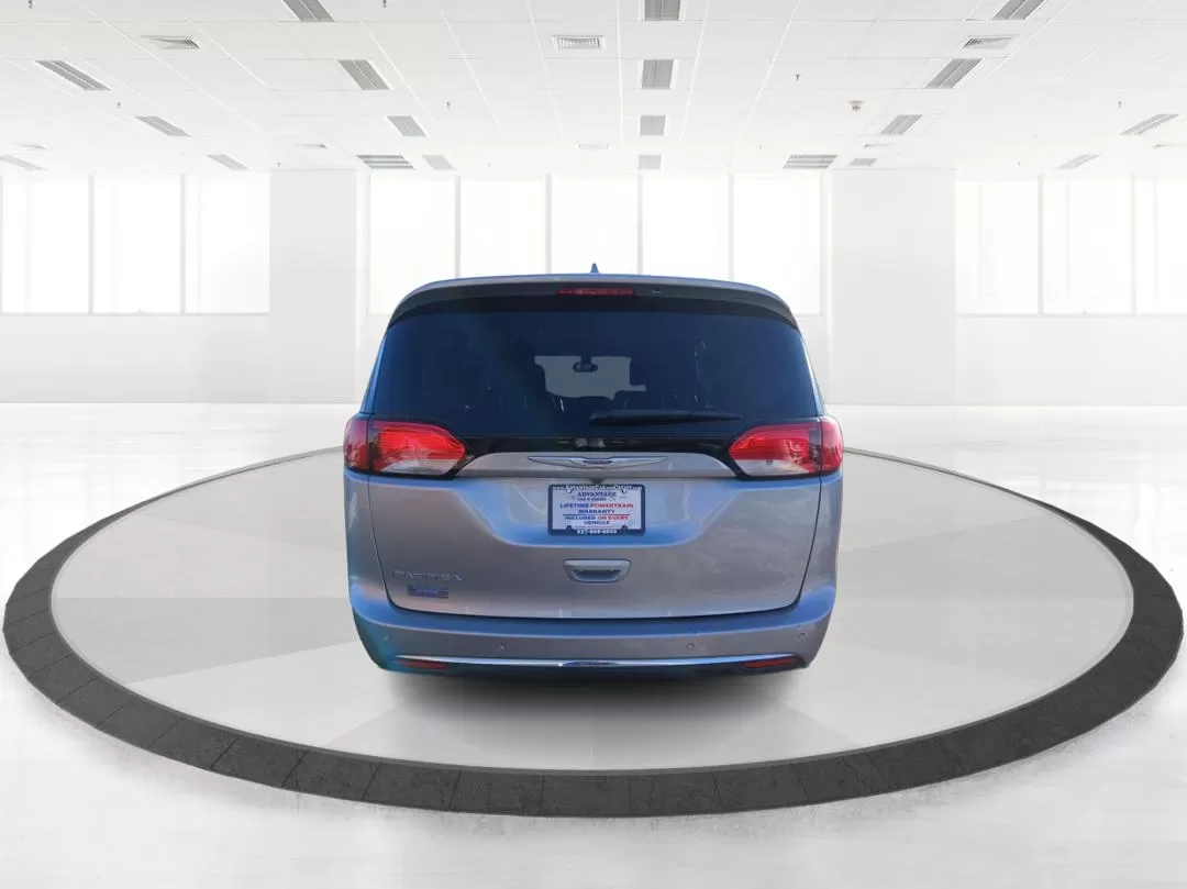 2019 Chrysler Pacifica Touring-L (2C4RC1BG5KR) with an 3.6L V6 DOHC 24V engine, 9-Speed Automatic transmission, located at 8750 N County Rd 25A, Piqua, OH, 45356, (937) 908-9800, 40.164391, -84.232513 - Photo#3