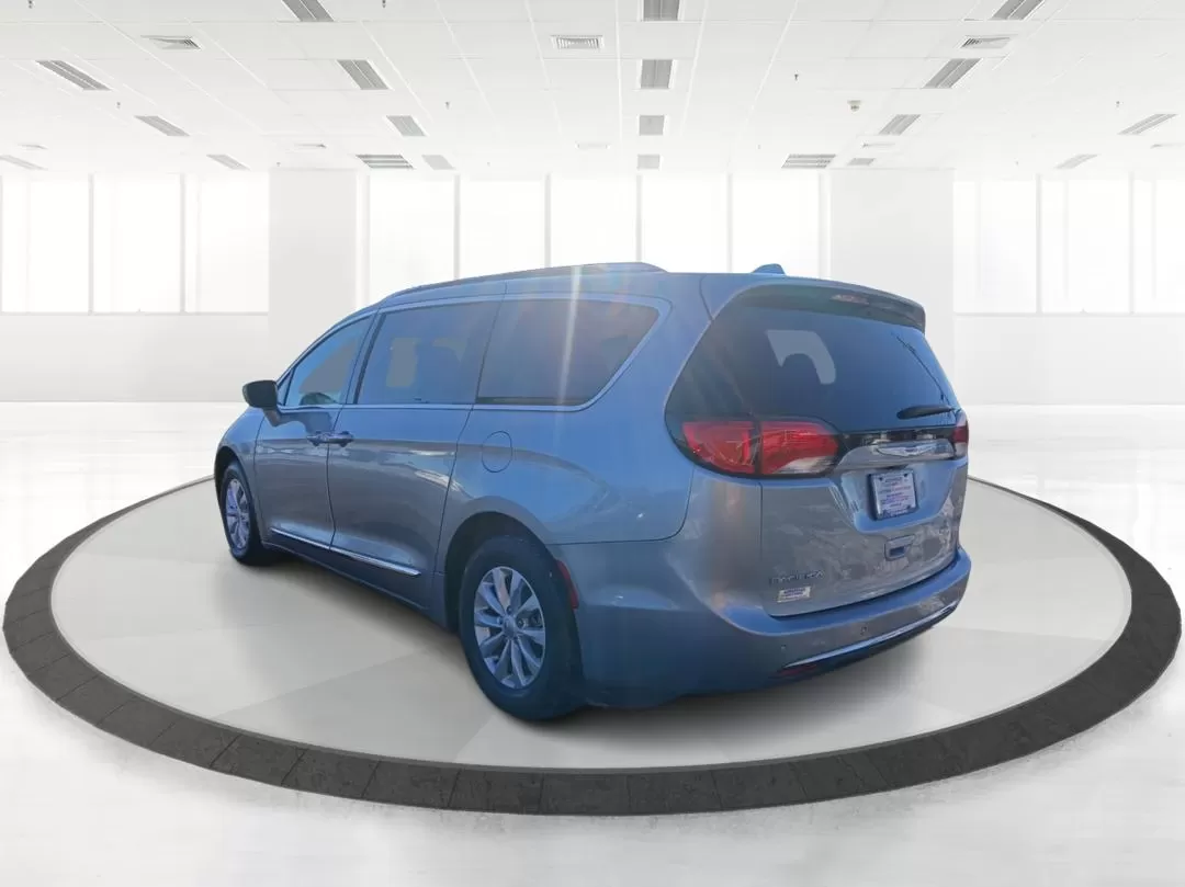 2019 Chrysler Pacifica Touring-L (2C4RC1BG5KR) with an 3.6L V6 DOHC 24V engine, 9-Speed Automatic transmission, located at 8750 N County Rd 25A, Piqua, OH, 45356, (937) 908-9800, 40.164391, -84.232513 - Photo#4