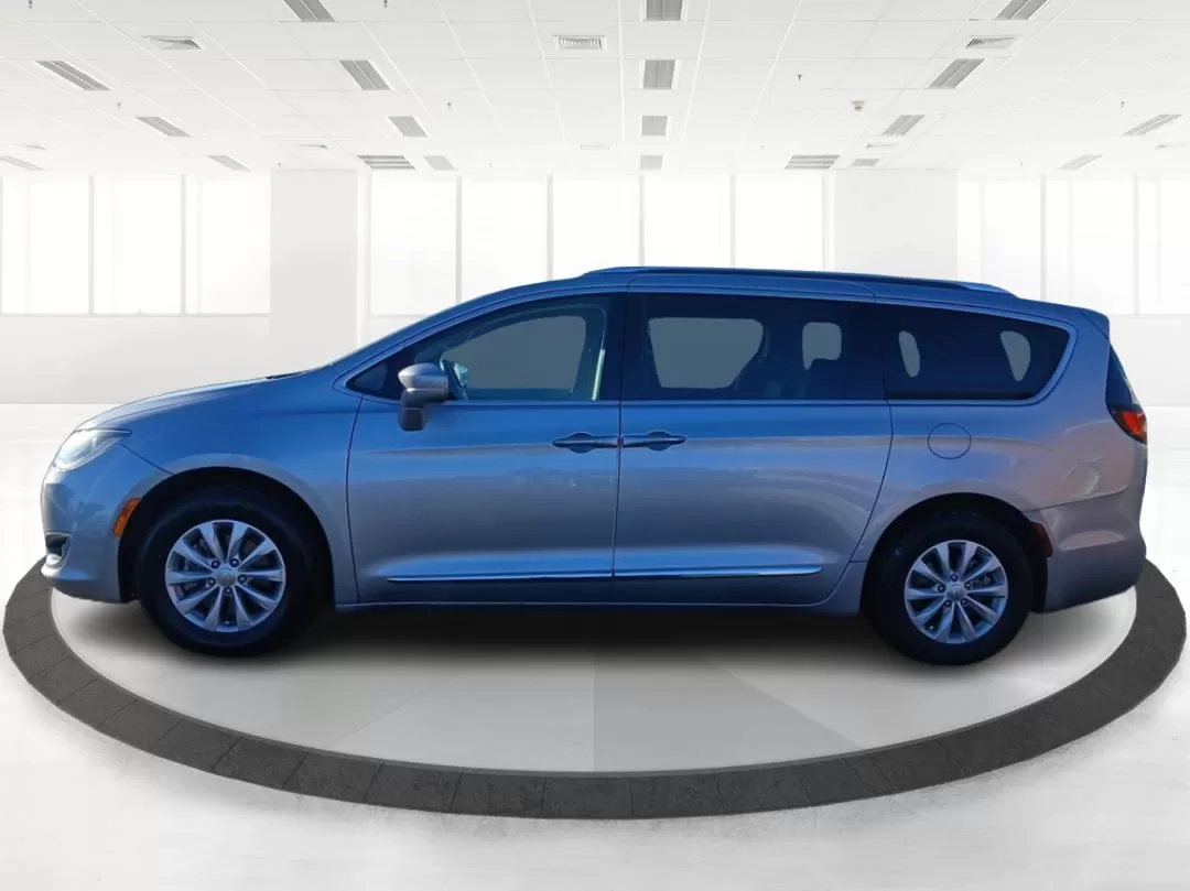 2019 Chrysler Pacifica Touring-L (2C4RC1BG5KR) with an 3.6L V6 DOHC 24V engine, 9-Speed Automatic transmission, located at 8750 N County Rd 25A, Piqua, OH, 45356, (937) 908-9800, 40.164391, -84.232513 - Photo#5