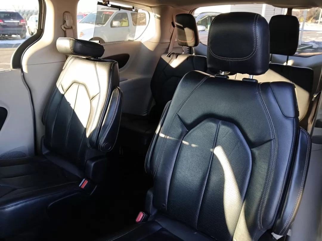 2019 Chrysler Pacifica Touring-L (2C4RC1BG5KR) with an 3.6L V6 DOHC 24V engine, 9-Speed Automatic transmission, located at 8750 N County Rd 25A, Piqua, OH, 45356, (937) 908-9800, 40.164391, -84.232513 - Photo#10