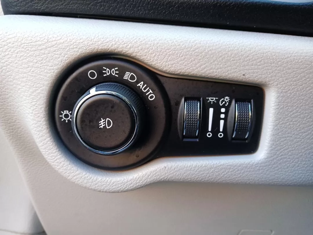 2019 Chrysler Pacifica Touring-L (2C4RC1BG5KR) with an 3.6L V6 DOHC 24V engine, 9-Speed Automatic transmission, located at 8750 N County Rd 25A, Piqua, OH, 45356, (937) 908-9800, 40.164391, -84.232513 - Photo#17