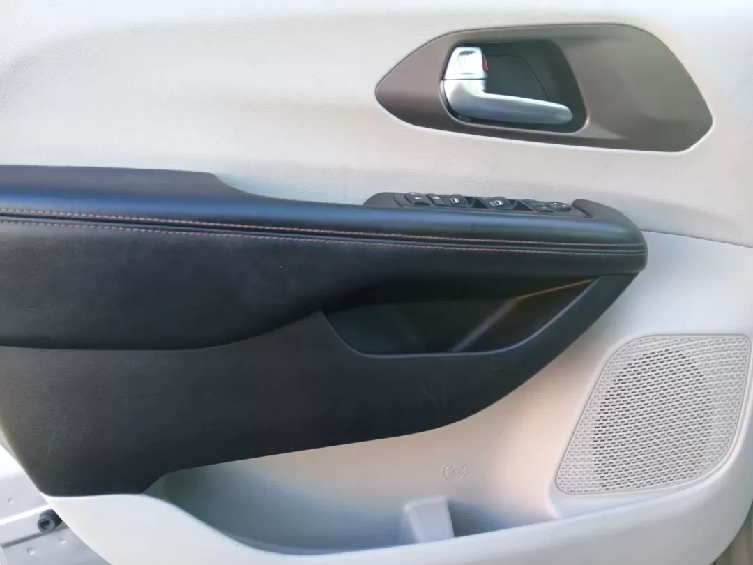 2019 Chrysler Pacifica Touring-L (2C4RC1BG5KR) with an 3.6L V6 DOHC 24V engine, 9-Speed Automatic transmission, located at 8750 N County Rd 25A, Piqua, OH, 45356, (937) 908-9800, 40.164391, -84.232513 - Photo#19