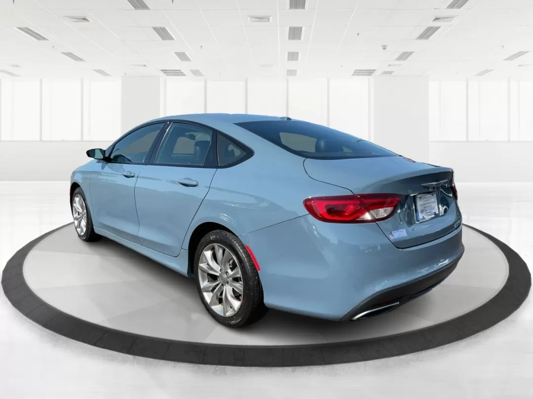 2015 Chrysler 200 S (1C3CCCBB8FN) with an Other engine, located at 1184 Kauffman Ave, Fairborn, OH, 45324, (937) 908-9800, 39.807072, -84.030914 - Photo#4