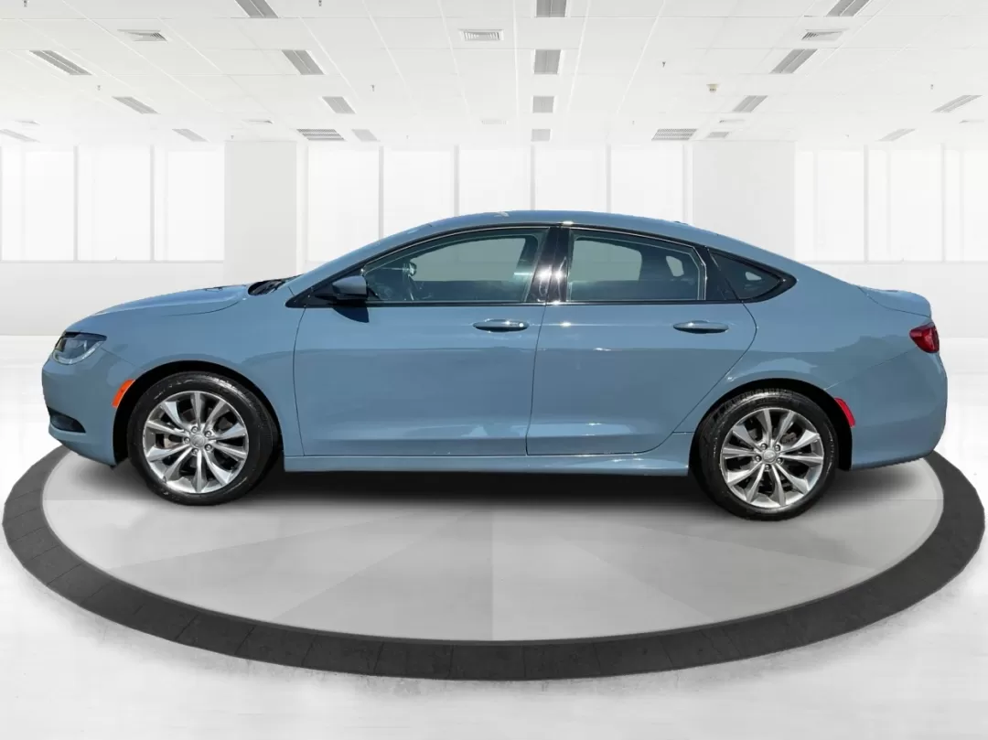 2015 Chrysler 200 S (1C3CCCBB8FN) with an Other engine, located at 1184 Kauffman Ave, Fairborn, OH, 45324, (937) 908-9800, 39.807072, -84.030914 - Photo#5