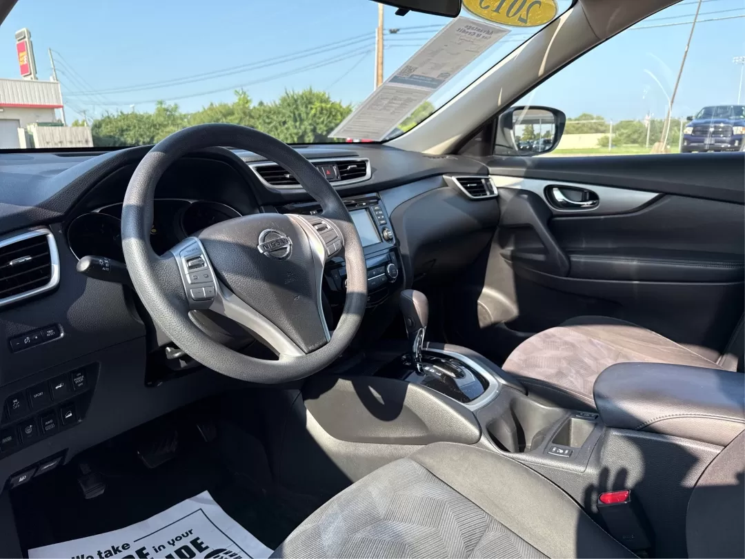2015 Nissan Rogue SV (KNMAT2MV0FP) with an 2.5L I-4 DOHC engine, located at 8750 N County Rd 25A, Piqua, OH, 45356, (937) 908-9800, 40.164391, -84.232513 - Photo#9