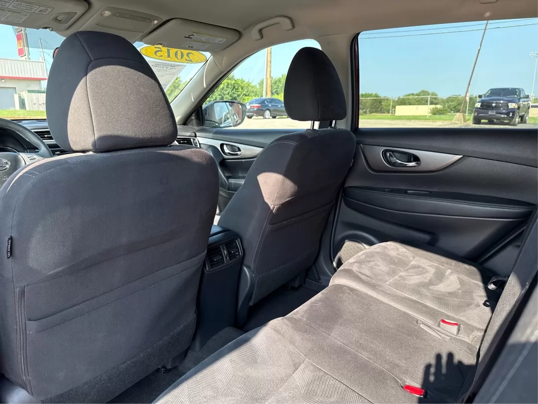 2015 Nissan Rogue SV (KNMAT2MV0FP) with an 2.5L I-4 DOHC engine, located at 8750 N County Rd 25A, Piqua, OH, 45356, (937) 908-9800, 40.164391, -84.232513 - Photo#10