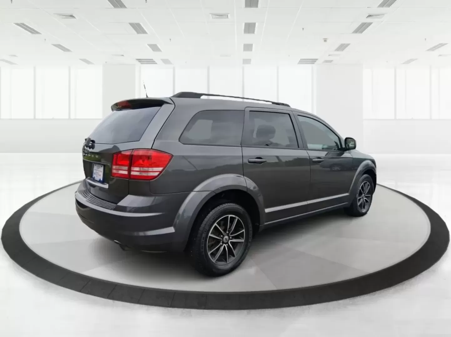 2018 Dodge Journey SE (3C4PDCAB1JT) with an Tigershark MultiAir 2.4L I-4 DOHC engine, located at 1230 East Main St, Xenia, OH, 45385, (937) 908-9800, 39.688026, -83.910172 - **Explore the Open Road with the 2018 Dodge Journey Your Family's Next Adventure Awaits!**<br /> <br /> Are you ready to elevate your family adventures or tackle your daily commute in style? This 2018 Dodge Journey SE is not just a vehicle; it's your gateway to exploration and unforgettable memorie - Photo#2