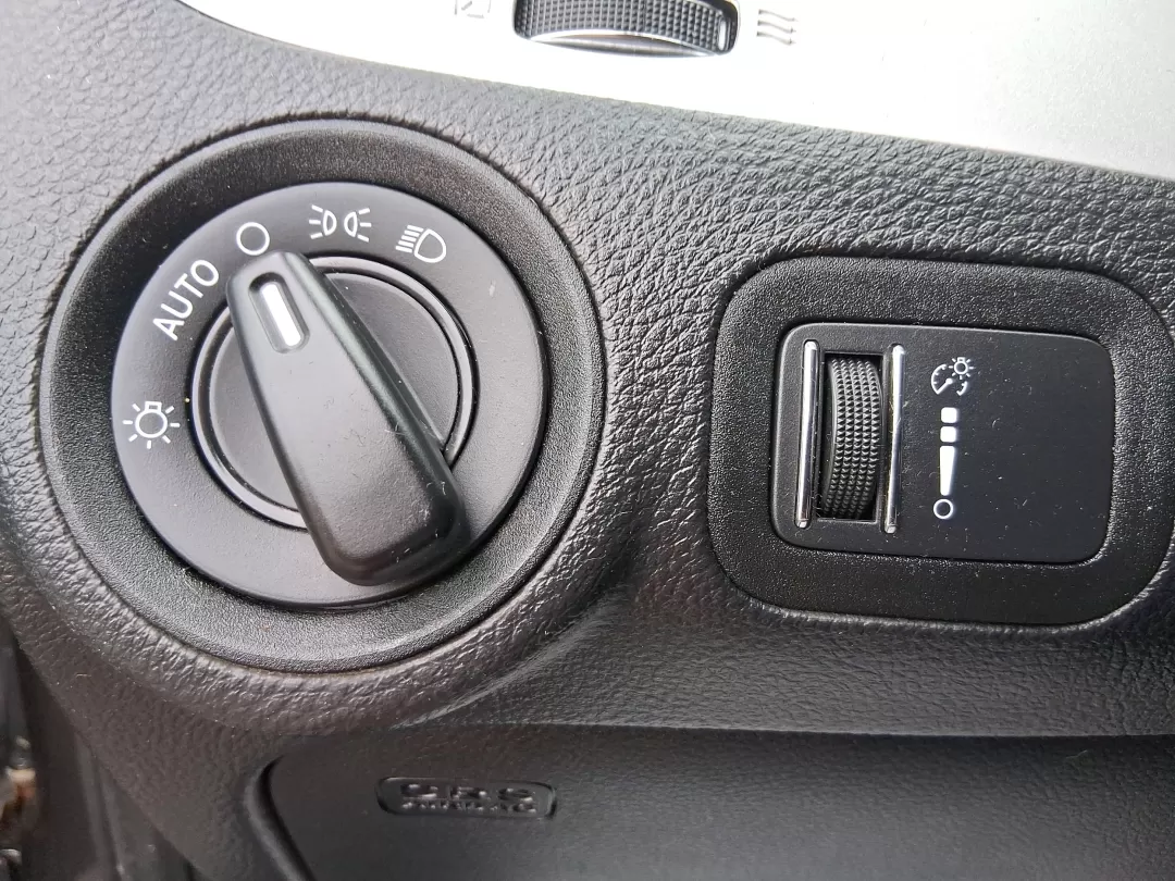 2018 Dodge Journey SE (3C4PDCAB1JT) with an Tigershark MultiAir 2.4L I-4 DOHC engine, located at 1230 East Main St, Xenia, OH, 45385, (937) 908-9800, 39.688026, -83.910172 - Photo#17