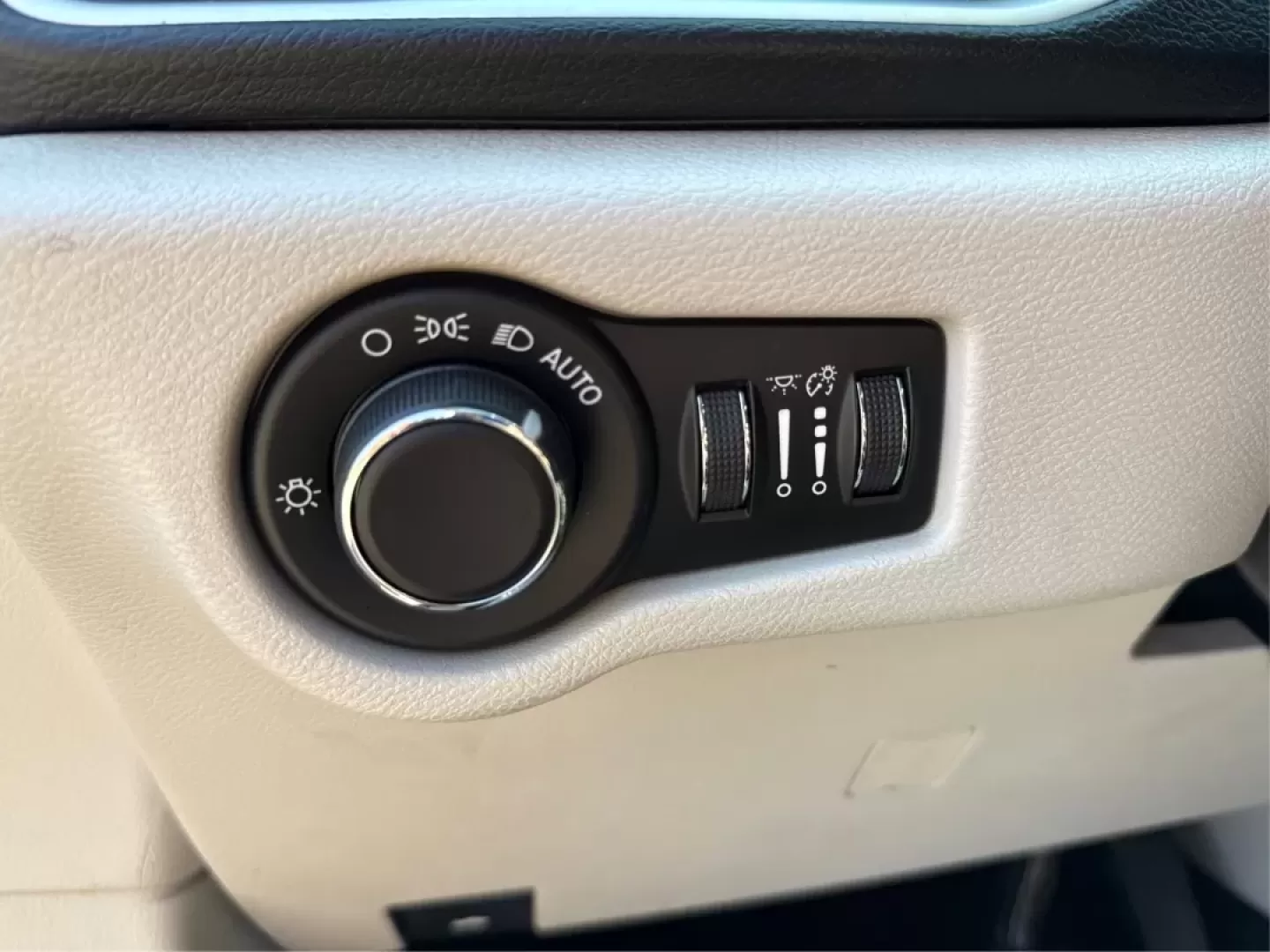 2018 Chrysler Pacifica Touring (2C4RC1DG2JR) with an 3.6L V-6 DOHC engine, located at 1951 S Dayton Lakeview Rd., New Carlisle, OH, 45344, (937) 908-9800, 39.890999, -84.050255 - Discover the ultimate family vehicle that perfectly balances comfort, space, and versatility-the 2018 Chrysler Pacifica Touring. Ideal for growing families and those who crave adventure, this passenger van is ready to take you on unforgettable road trips or to simply navigate the daily grind in styl - Photo#17