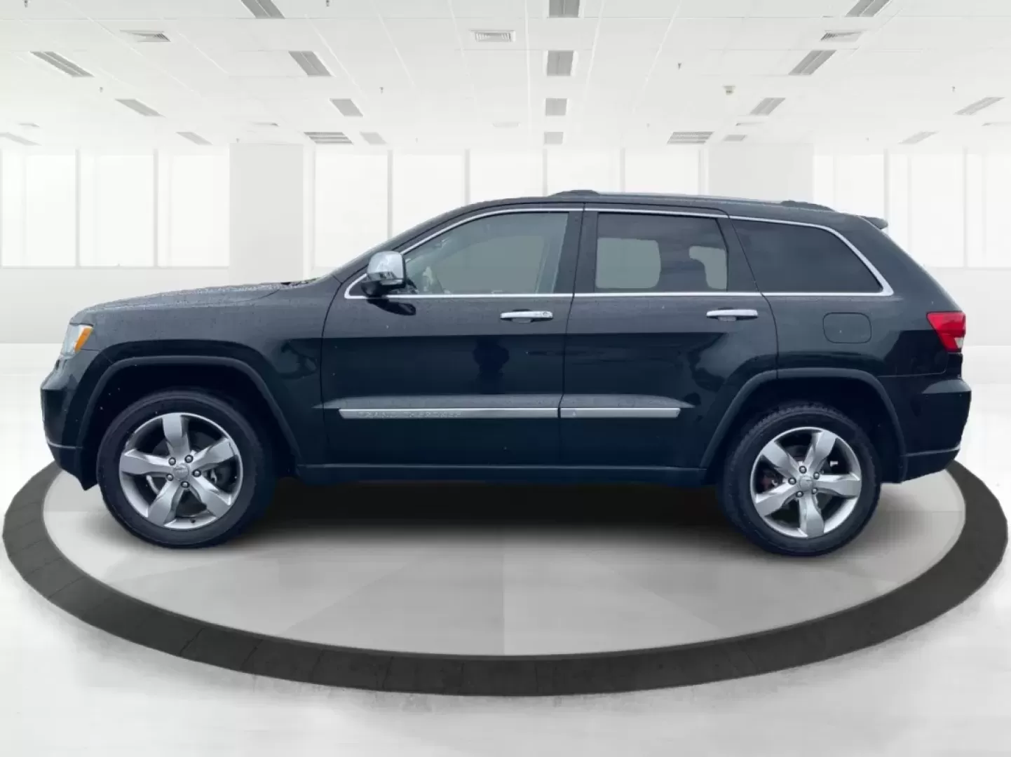 2011 Jeep Grand Cherokee Overland (1J4RR6GT7BC) with an Other engine, located at 8750 N County Rd 25A, Piqua, OH, 45356, (937) 908-9800, 40.164391, -84.232513 - Discover Your Next Adventure with the 2011 Jeep Grand Cherokee Overland<br /> <br /> Unleash your adventurous spirit with the 2011 Jeep Grand Cherokee Overland, available now at Advantage Car and Credit in Fairborn, OH. This rugged yet refined SUV is perfect for those who thrive on weekend escapes, - Photo#5