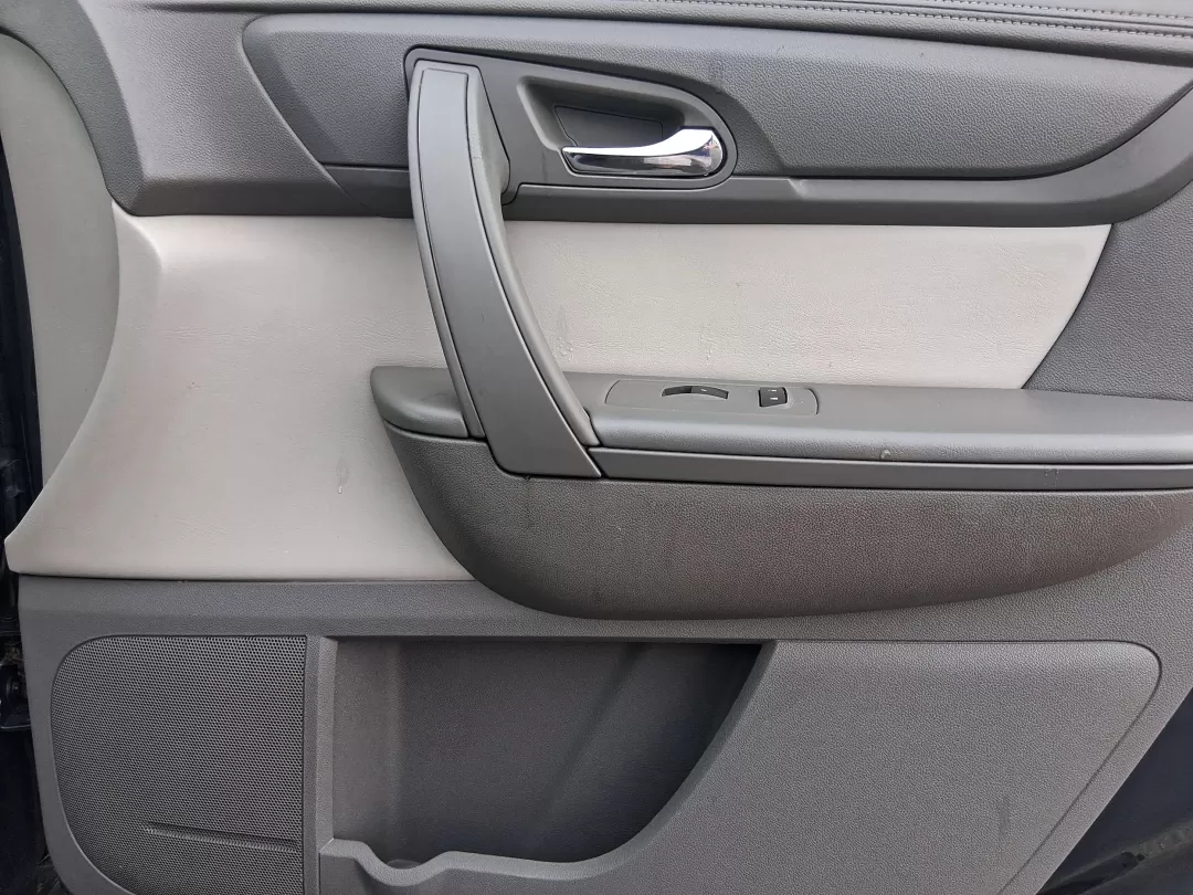 2011 Jeep Grand Cherokee Overland (1J4RR6GT7BC) with an Other engine, located at 8750 N County Rd 25A, Piqua, OH, 45356, (937) 908-9800, 40.164391, -84.232513 - Discover Your Next Adventure with the 2011 Jeep Grand Cherokee Overland<br /> <br /> Unleash your adventurous spirit with the 2011 Jeep Grand Cherokee Overland, available now at Advantage Car and Credit in Fairborn, OH. This rugged yet refined SUV is perfect for those who thrive on weekend escapes, - Photo#20